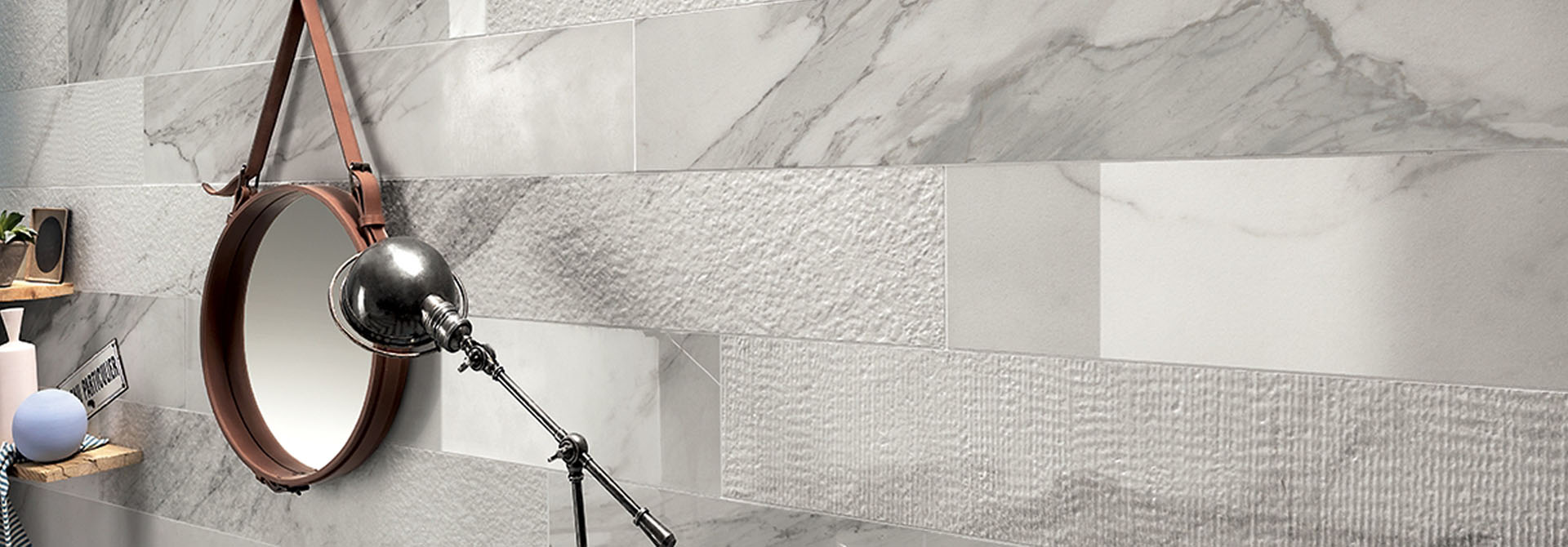 Ce carreau de porcelaine recrées la surface noble d'une dalle de marbre